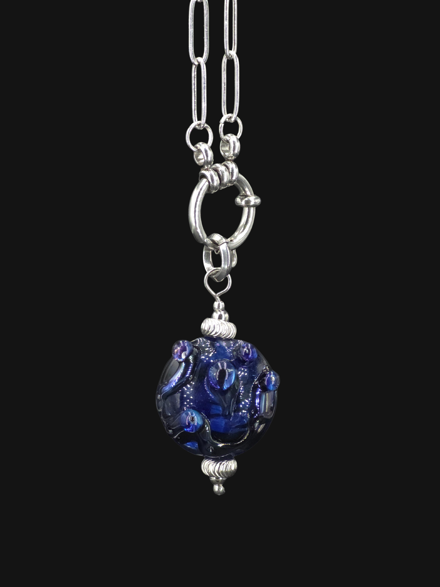 Collier Peaking Eyes